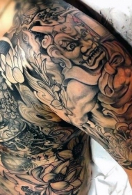 手臂和胸怪物生物与各种花卉纹身图案