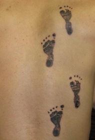 背部婴儿的脚印可爱纹身图案