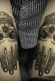 手臂雕刻风格黑色骷髅组合人手纹身图案