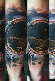 手臂非常精致的宇航员和黑色太空纹身图案