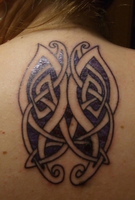 背部美丽的紫色凯尔特蝴蝶纹身图案