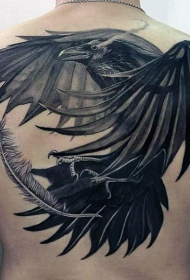 华丽的大规模黑色乌鸦和羽毛背部纹身图案