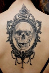背部old school黑白骷髅与蝴蝶装饰纹身图案