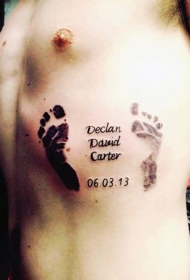 腰部漂亮的宝宝脚印和字母数字纹身图案