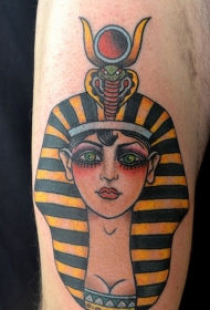 手臂上的彩色埃及神像纹身图案