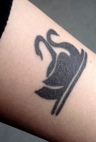 手臂浪漫的黑天鹅剪影纹身图案