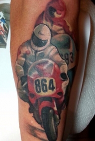 手臂彩色的摩托车赛车纹身图案