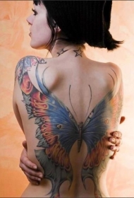 女生背部大蝴蝶彩绘纹身图案