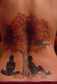 背部彩色秋天的树和两个人像纹身图案