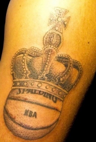 手臂皇冠和篮球纹身图案