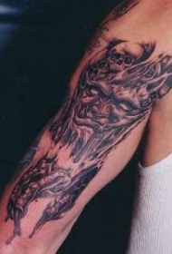手臂死亡主题的恶魔纹身图案