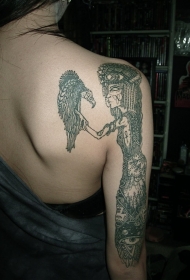 手臂令人毛骨悚然的幻想女巫与鸟纹身图案