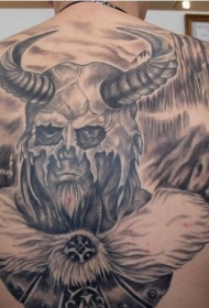 背部羊角维京战士纹身图案