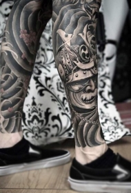 小腿亚洲风格的花朵与武士面具纹身图案