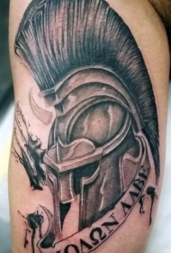 手臂黑色的斯巴达战士头盔与字母纹身图案