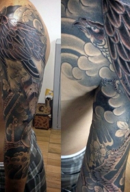 手臂亚洲传统风格的彩色老鹰纹身图案