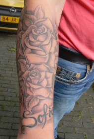 手臂可爱的灰色玫瑰花纹身图案