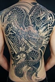 背部很酷的黑色中国风大龙纹身图案