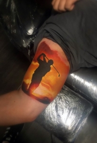 手臂彩色高尔夫球员与夕阳纹身图案
