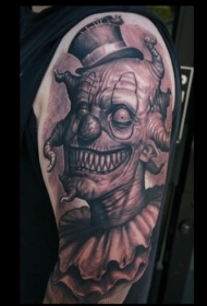 手臂上令人恐惧的怪物小丑纹身图案