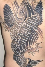 背部黑色的锦鲤与纹身图案