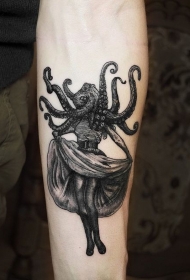 手臂章鱼头的小女孩黑灰纹身图案