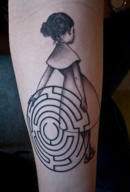 手臂戏剧风格的黑白小女孩与迷宫纹身图案