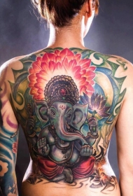 女性背部美丽的甘尼萨象神和莲花纹身图案