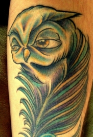 手臂上的猫头鹰羽毛纹身图案