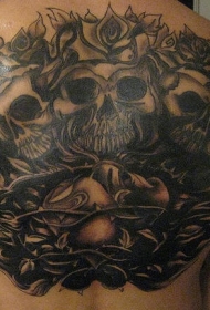 黑色骷髅和玫瑰藤蔓背部纹身图案