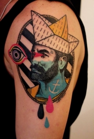 大臂独特风格的神秘彩色纸船和男性肖像纹身图案