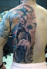 背部精致的黑灰狮子与山林纹身图案