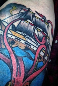 红色的乌贼攻击船手臂纹身图案
