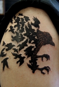 大臂黑色的乌鸦纹身图案