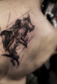 背部好看的黑色个性锤头鲨纹身图案