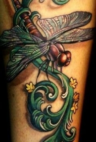 彩色逼真的蜻蜓花卉纹身图案