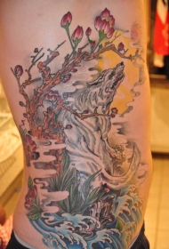 侧肋亚洲白狼与彩色花朵纹身图案