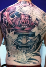 背部亚洲风格的彩色武士头盔和鲤鱼纹身图案