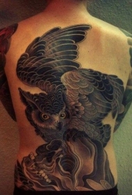 背部黑色的猫头鹰和骷髅纹身图案