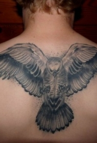 背部黑灰色的大鹰纹身图案