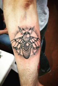 手臂黑色点刺风格蜜蜂与珠宝纹身图案