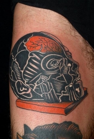 大腿彩绘的神秘男子头部与书纹身图案