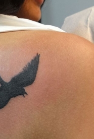 背部黑色飞鸟简约纹身图案