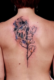背部插画风格彩色的猫头鹰与花蕊纹身图案
