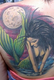 背部彩色的美人鱼和满月纹身图案