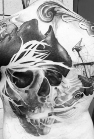 背部原始组合黑白海盗骷髅与帆船纹身图案