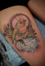 大腿可爱的彩色小鸟与蓝色钻石纹身图案