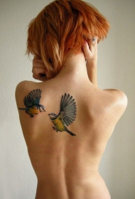 女孩背部逼真的彩色蜂鸟纹身图案