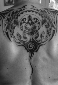 背部令人难以置信的黑色波利尼西亚饰品纹身图案