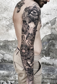 花臂印度教为主题黑色神秘饰品和山羊头骨纹身图案